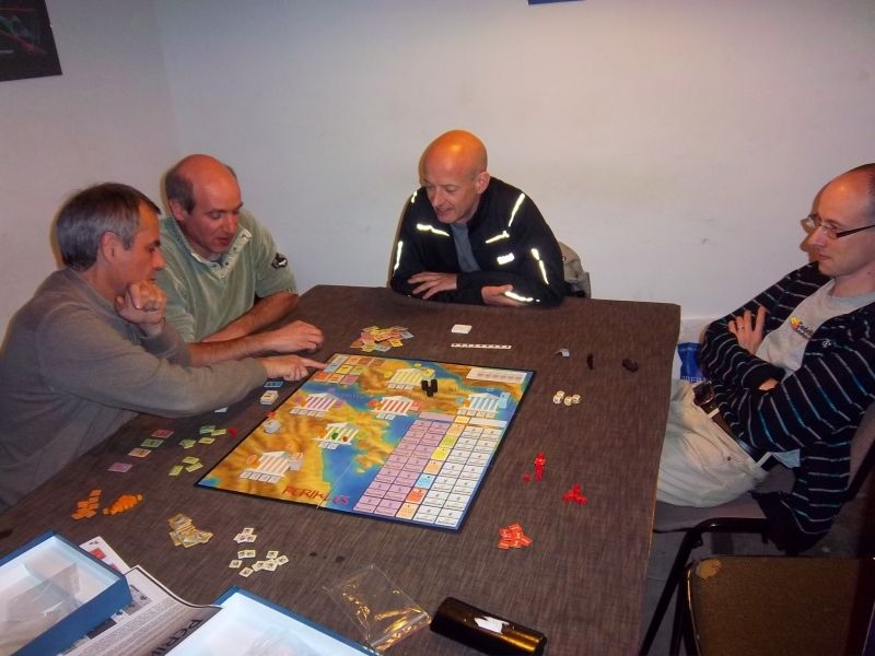 Monsieur Zhor expliquant Perikles pour messieurs Rémi et Bart.