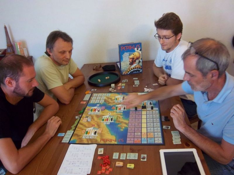 Mes 4 redoutables adversaires pour cette partie. Le futur ostracisé Zhor est en action...il joue tellement vite qu'on voit pas sa main. 