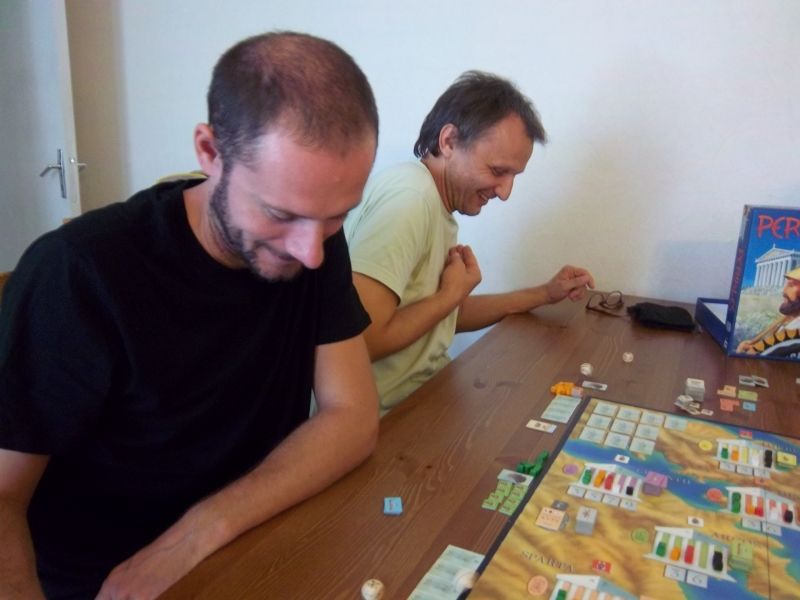 Monsieur Sébastien et monsieur Pierre s'affrontent dans une bataille : les dés roulent, c'est tendu mais on rigole...