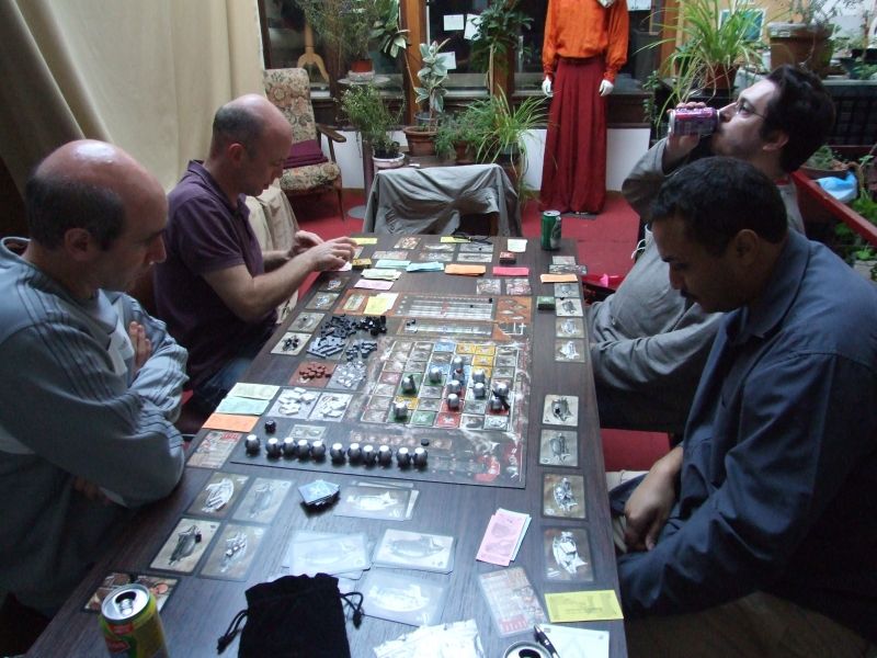 Contrairement à ce que pourrait laisser penser la photo, la partie fut ponctuée de bonnes rigolades suite aux fourberies des uns et des autres