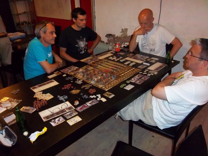 Des planetsteamers débutants : Messieurs Zhor, Fabrice, Rémi (qui nous a rappelé l'illustration de la première édition....vous voyez pourquoi ? :-)  et monsieur Cormyr.