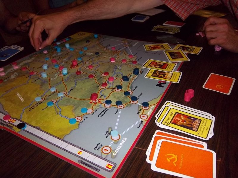 Le sud de l'Espagne, très franquiste. Mais Séville, prise peu de temps avant par les républicains, fait barrage avec des troupes anarchistes. 