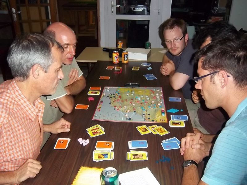 Le jeu génère une atmosphère d'état-major autour de la table : Chaque camp tente de coordonner ses actions, fixe des objectifs, etc...