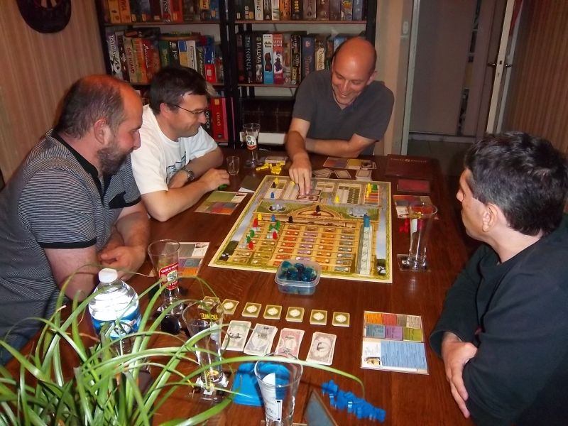 Monsieur Palferso en action sous les regards de messieurs Marco, Cormyr et Papi.