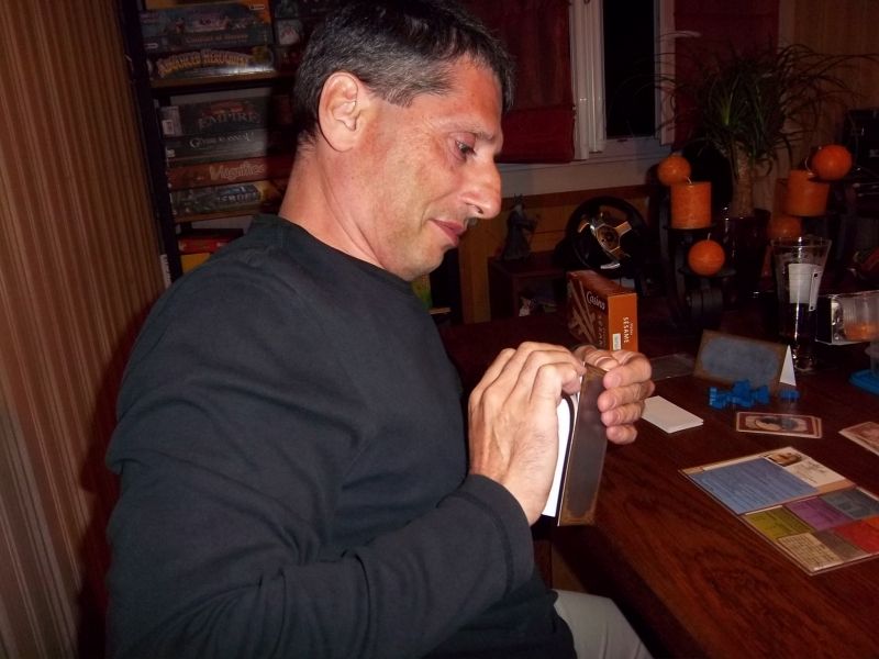 Monsieur Papi va-t-il accepter de se faire corrompre une direction...? En tout cas, il compte les billets.