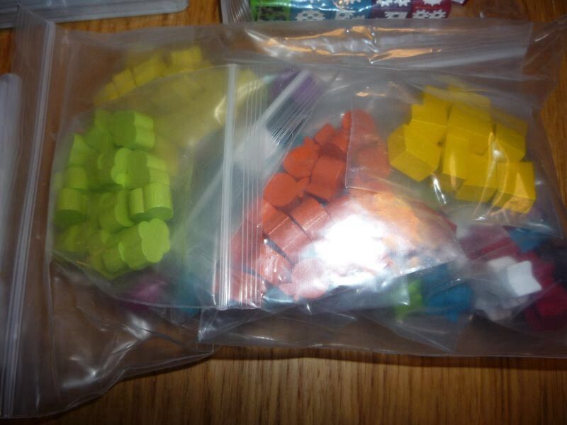 Un sac rempli de sacs remplis de pièces en bois