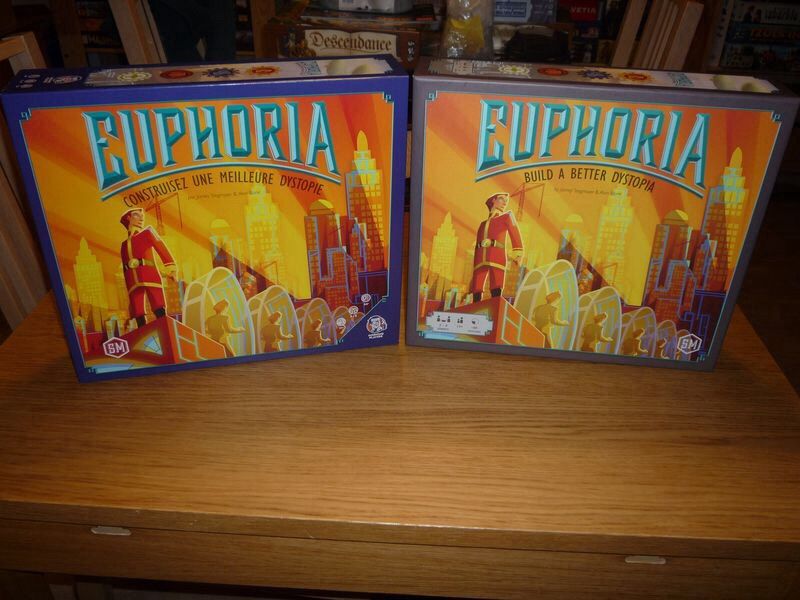 A gauche, la boite française et à droite, la boite "Kickstarter"