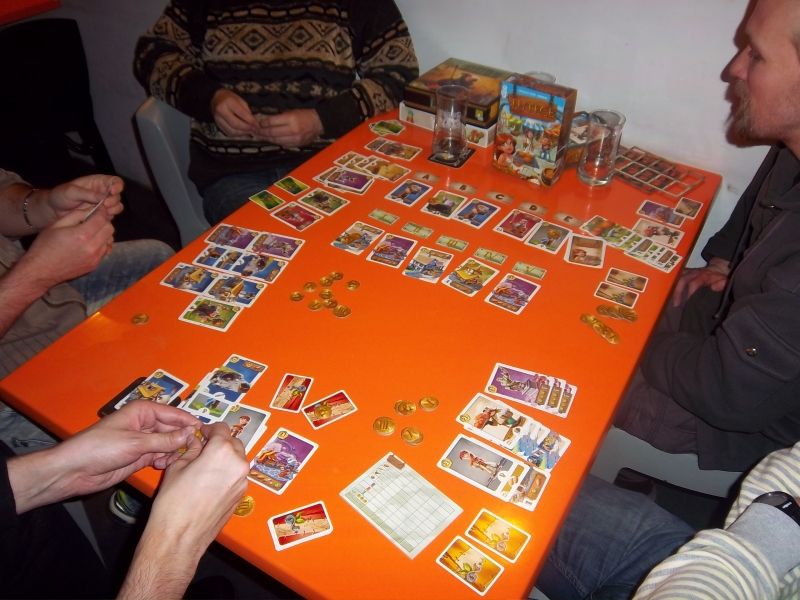 Lutèce... un jeu auquel je n'ai pas eu encore l'occasion de jouer. Heureusement, voilà maintenant 5 joueurs qui pourront me l'expliquer...