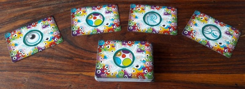 Les dos des cartes déterminent les règles qui vont s'appliquer pour la manche en cours