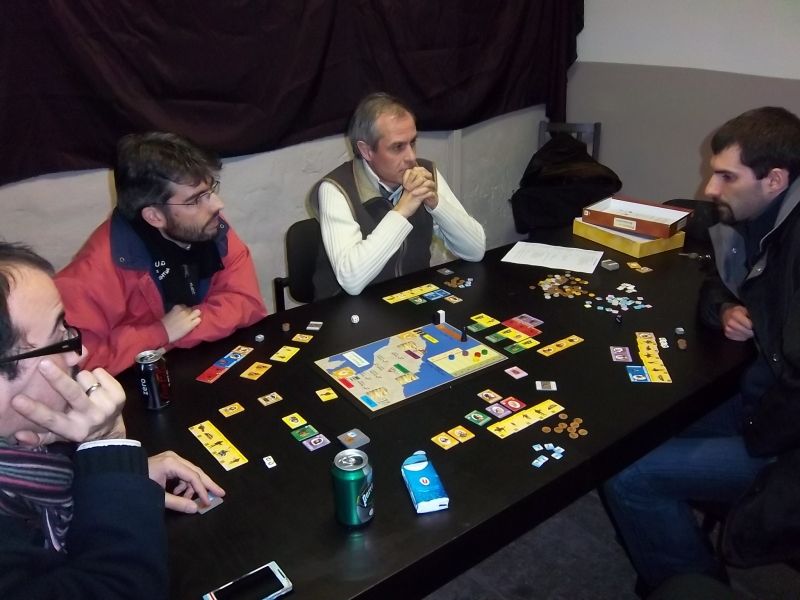 Monsieur Nicolas hésite à monter sur la dernière enchère pour devenir pape. Du regard, les autres joueurs lui mettent la pression...