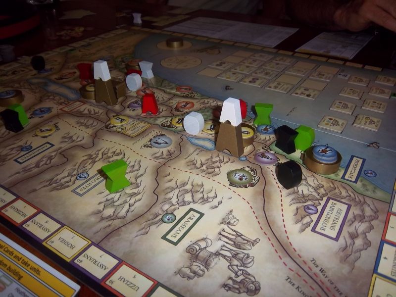 Là, ça va mieux pour les Hébreux. Les pions en bois colorés sont des Patriarches, les pions dorés sont des temples ou des cités.