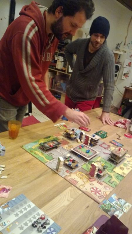 Monsieur Grogro et Monsieur Niko étudient la situation