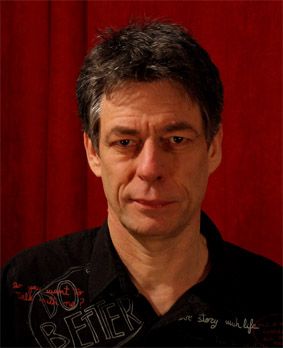 Cet homme pousse des cubes