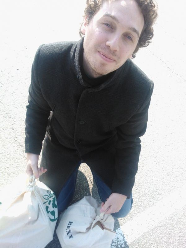 Loïc et ses sacs de jeux, toujours prêt à jouer ! 