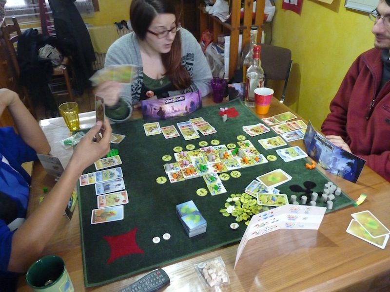 Shanouillette en mode "darling" avec ses cartes en épouvantail