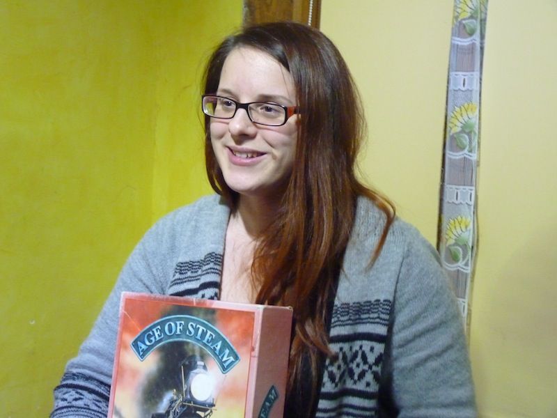 Shanouillette avec la boîte d'Age of Steam