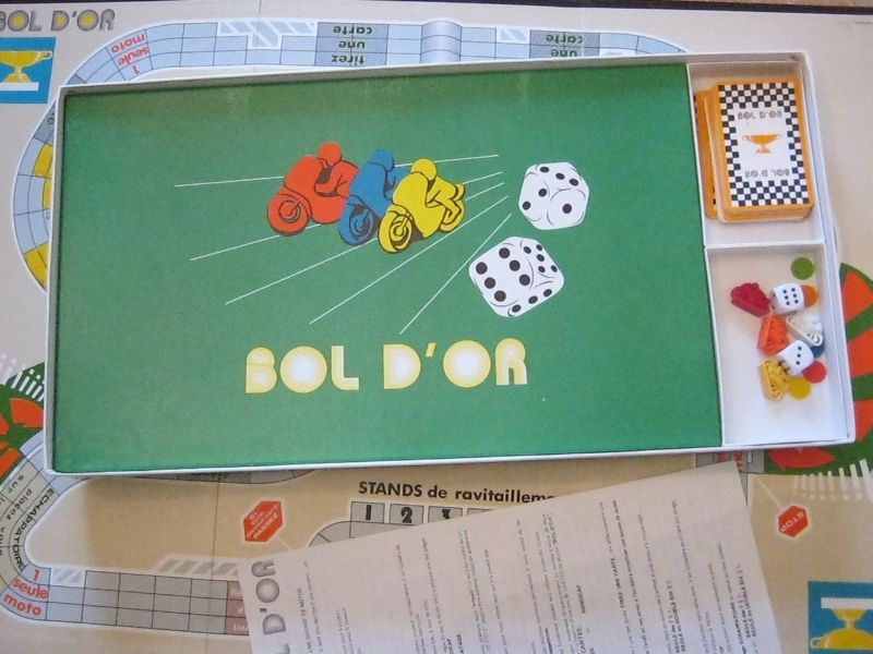 La boite avec son large carton vert inutile.