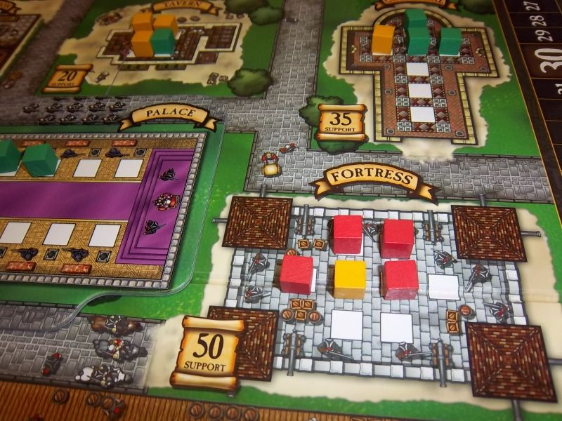 Le plateau principal, en cours de partie, va se remplir de cubes de support. Le joueur majoritaire en fin de partie prendra les points indiqués sur le bâtiment.