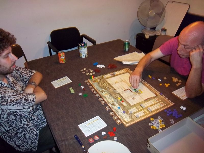 Palferso aux explications des règles de Rio de la Plata, avec un Thomas attentif...