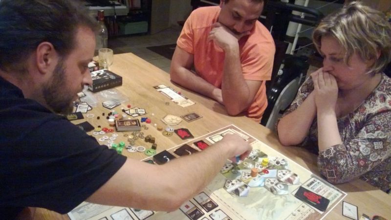 Zom part explorer l'île sous l'oeil perplexe d'Ed & Caro !