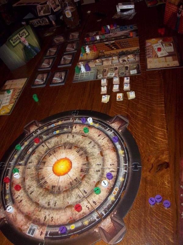 Une autre vu du matériel...oui, il y a des cartes aussi, qui détermine la "récolte" et les pertes éventuelles suite à un creusement de mine