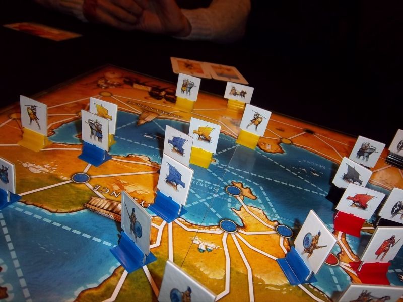 Un combat entre une galère égyptienne et des éléphants grecs en haut sur la gauche...