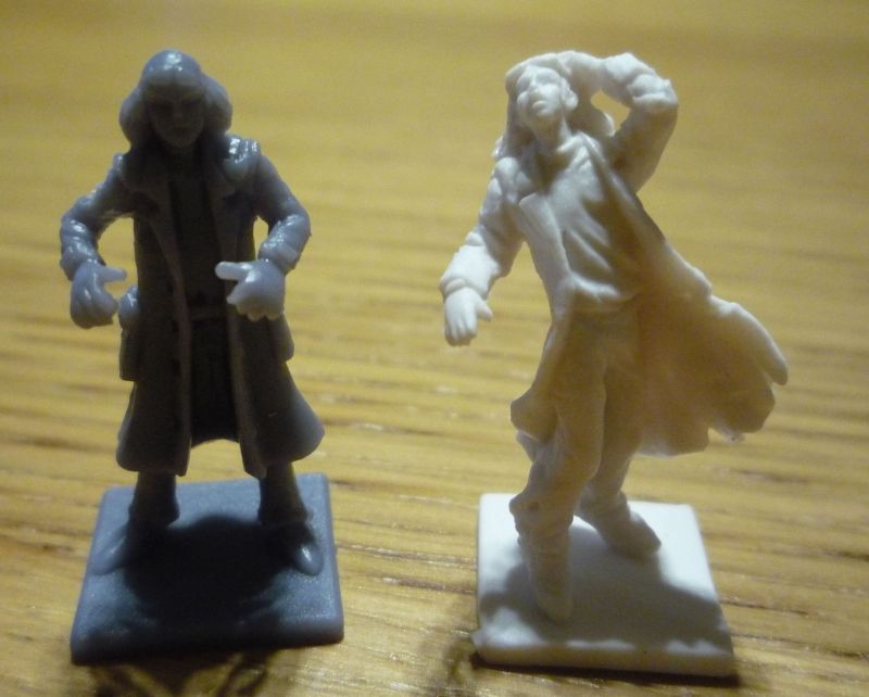 Figurine de Emmett : à gauche Saison 1, à droite Saison 2.