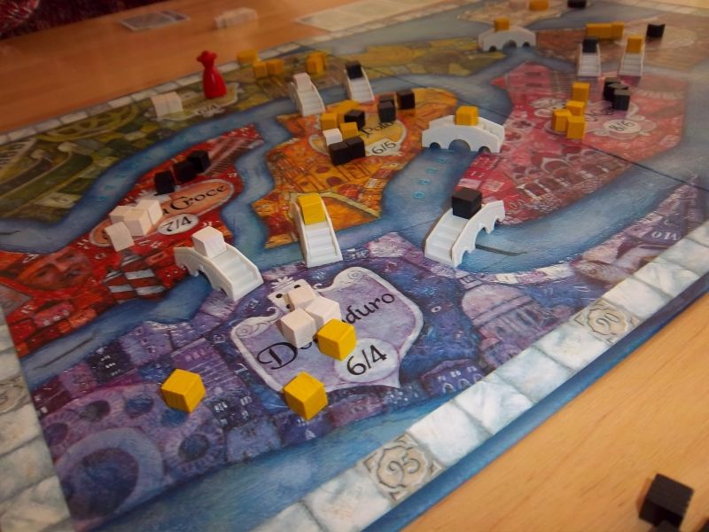 Le plateau est finement illustré...et puis j'aime bien les petits ponts...