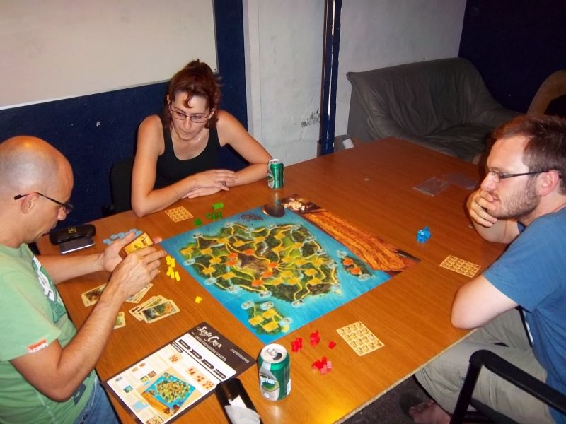 Monsieur Patrice expliquant les règles de Santa Cruz à Mademoiselle A et monsieur Nico...