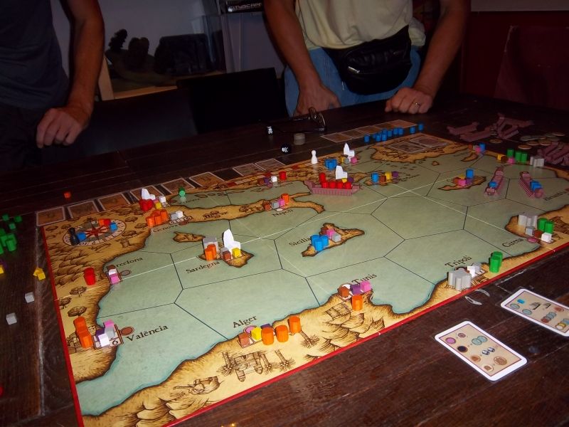 Non, non, on a pas commencé à ranger, c'est bien le plateau après le dernier combat...il faut la variante hein ?