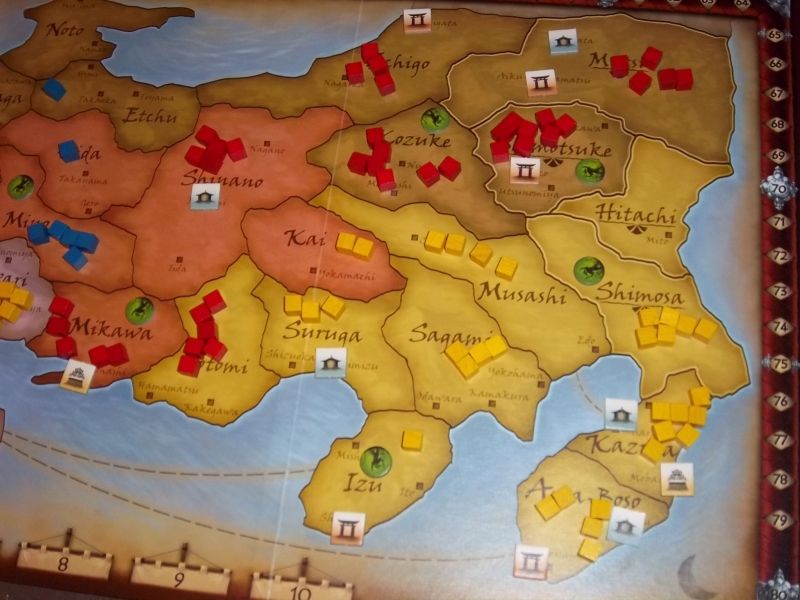  Plus tard... on voit nettement que ça a bougé...du centre, je me suis fait chassé "à l'aile". Mais bien regroupé, je vais poser des problèmes à Tyrion...