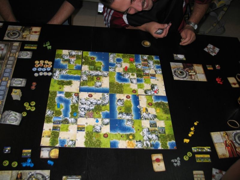 le jeu une fois toutes les cartes révélées. Admirez lespace vital un peu compliqué de JP en bas à droite (il faut aimer l'eau).