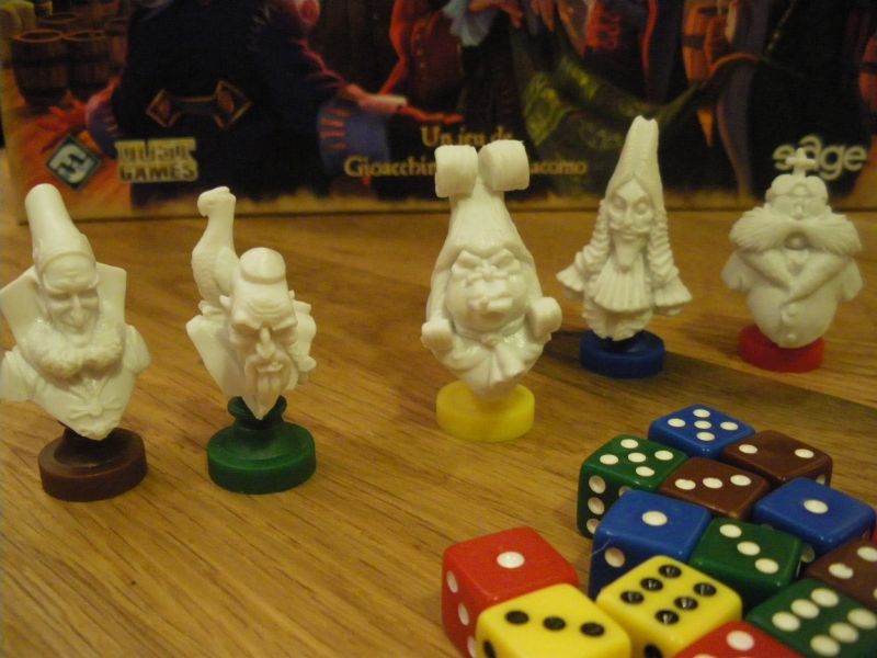 5 figurines en plastique de plus de 4 cms 