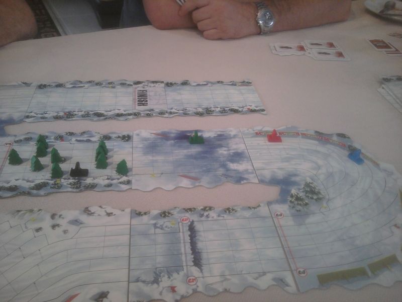 J'ai pris un peu d'avance et je m'engage le 1er dans les sapins. Je prends l'extérieur mais je vais aussi m'en prendre un de sapin ...