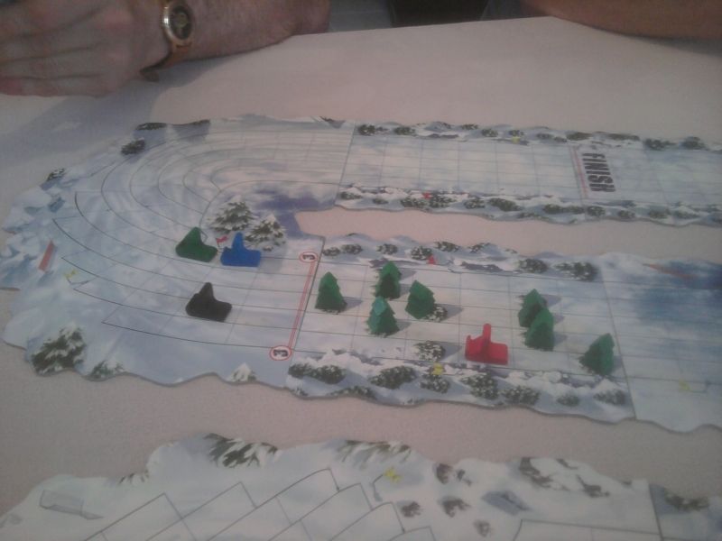 Jacques prend l'intérieur suivi de près par Caro dont le traîneau a percuté un sapin tout en allant trop vite pour le virage. Moi je suis tout à l'extérieur, prêt à plonger et recroiser la trajectoire