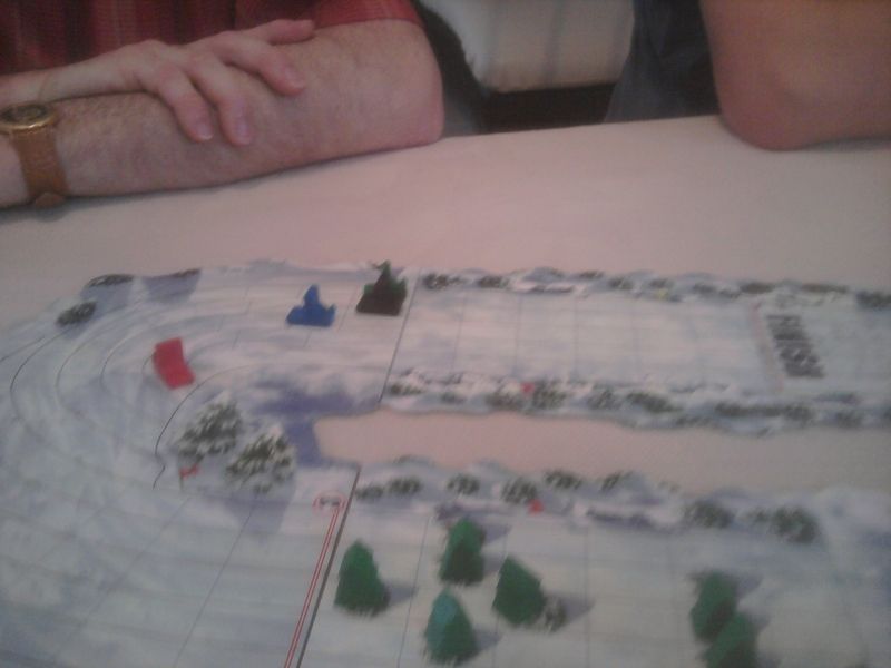 Les 3 hommes ont lâché les chevaux (enfin les chiens) et reviennent à hauteur d'une Caro dont le moteur fume. Le finish promet d'être extrêmement serré !!!