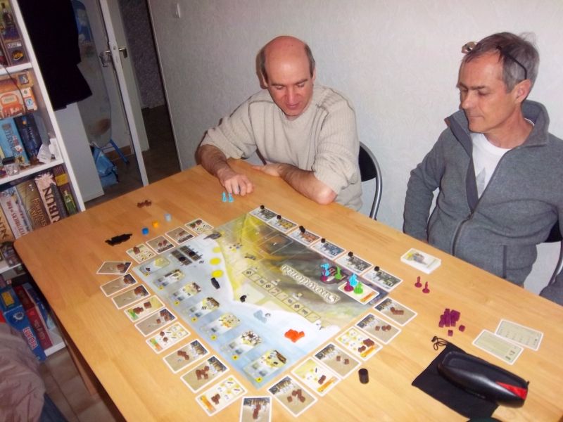 Mes deux adversaires semblent déjà très à l'aise. En ce qui me concerne, j'attends d'avoir joué les premiers tours...