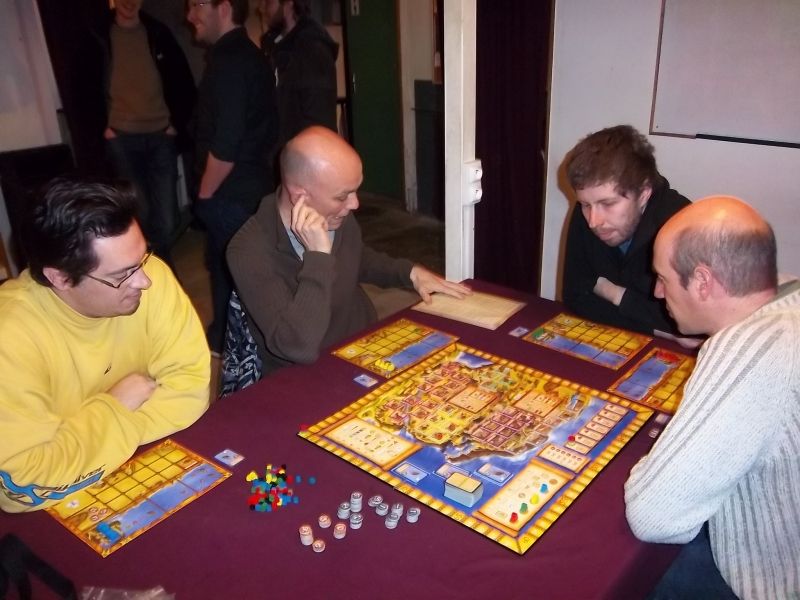 ...et avant la partie de Steam, Palf expliquait les règles de Constantinopolis à Magicnes, Thomas et Tyrion. 