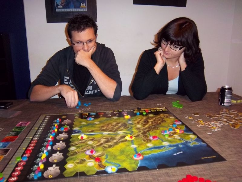 Flavien et Cindy examinant la disposition des marchandises sur la plateau de Steam. 