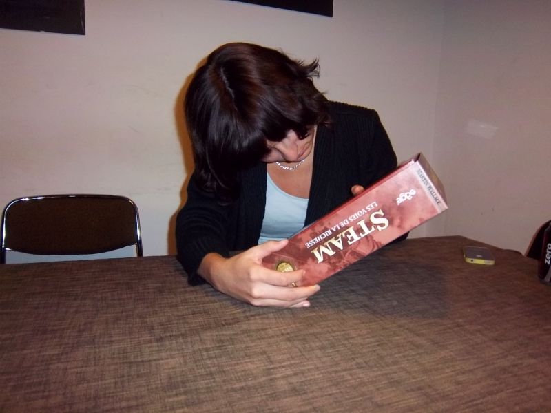  Hein ? "...vous améliorez votre train et récupérez les bonnes marchandises pour effectuer les transports les plus longs"...ben voyons ! Je crois surtout qu'il m'aime pas ce jeu. 