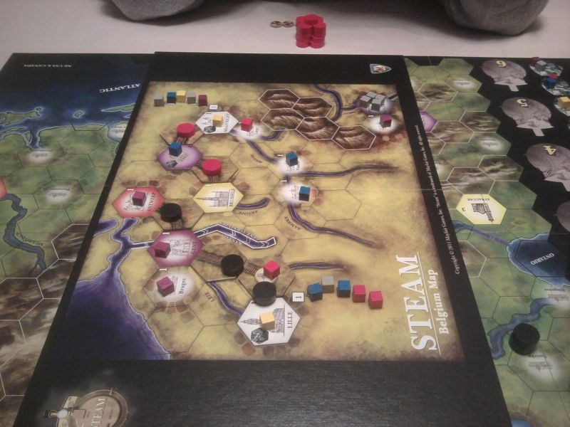 Première implantation, je contrôle l'ouest de la carte et Caro l'est après avoir urbanisé une petite ville en métropole violette.