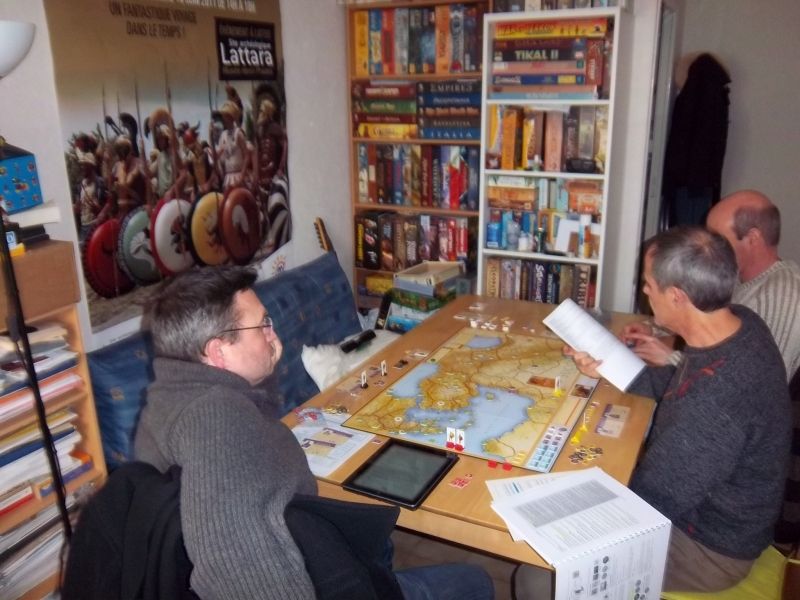 La partie va commencer. Notez l'affiche thèmatique sur le mur...