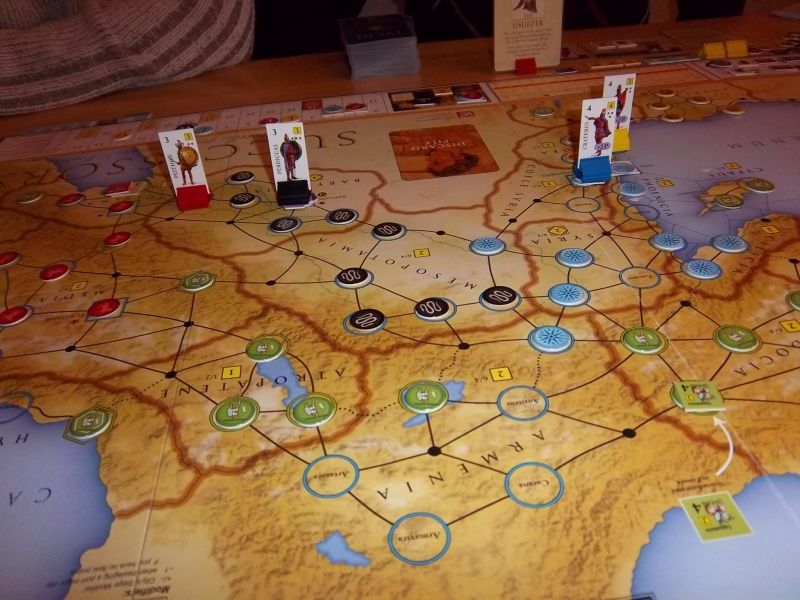 Peython commence à grignoter la Mésopotamie, Perdicas reste pour l'instant à Babylone. A l'ouest, Ptolemé et Cratère se font face aux alentours de Tyr.