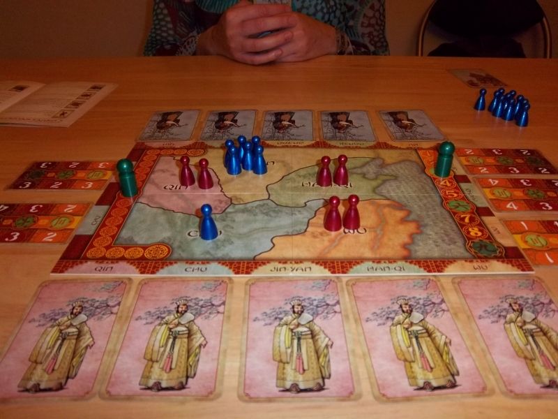 Le plateau gondole un peu...je le fixe sur la table avec de la patafix...