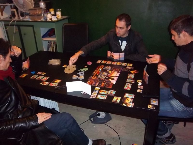 La partie est déjà bien entamée. Monsieur Lau avait apporté son jeu avec la bourse et les pièces en fer. 