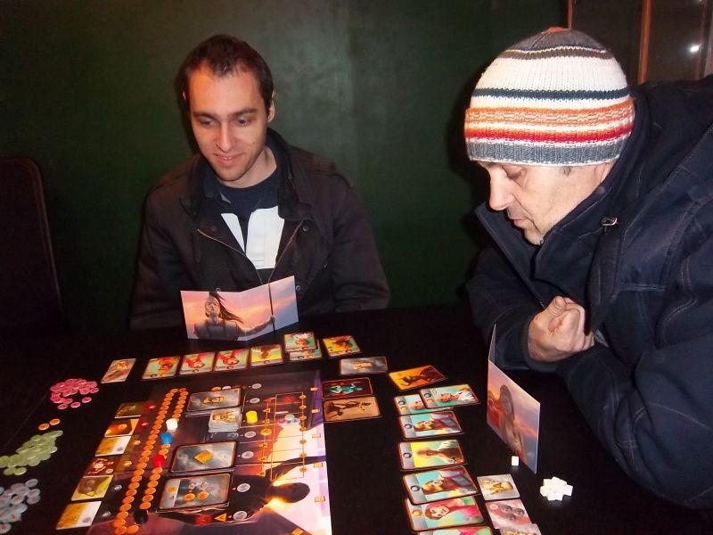 L'élégant bonnet de monsieur Lau (monsieur Fabrice en reste béat) vous donne une idée de la température dans le local malgré les radiateurs (qui s'arrêtaient sans prévenir).