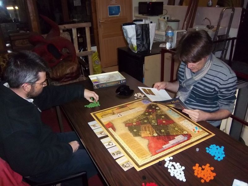 Messieurs Briac, Unkle, et une vu d'ensemble de matériel épuré de Tammany Hall. Dans le sac noir, les immigrants qui vont bientôt arriver. 