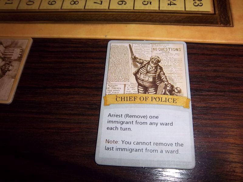 Le chef de la police, un personnage jovial, plébiscité par tous...