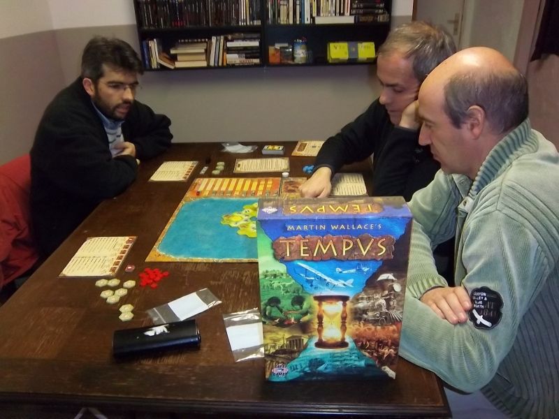 Monsieur Zhor présente Tempus à monsieur Tyrion et- moi-même. Pour monsieur Briac, ce fut un simple rappel des règles. 