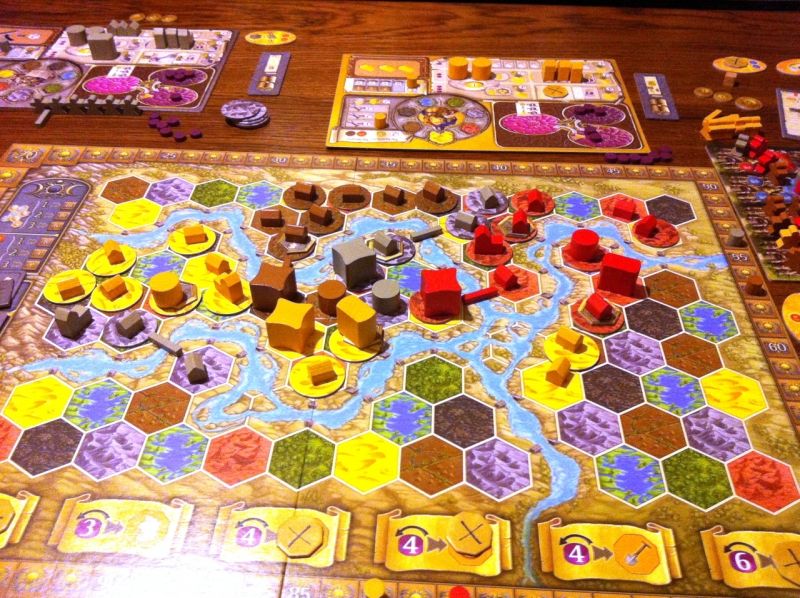 Le plateau en fin de partie : où l'on voit que l'ingénieur a effectivement eu beaucoup de mal - nouvelle bataille pour la plus grande agglomération, gagnée par le Mage du Chaos grâce à la navigation